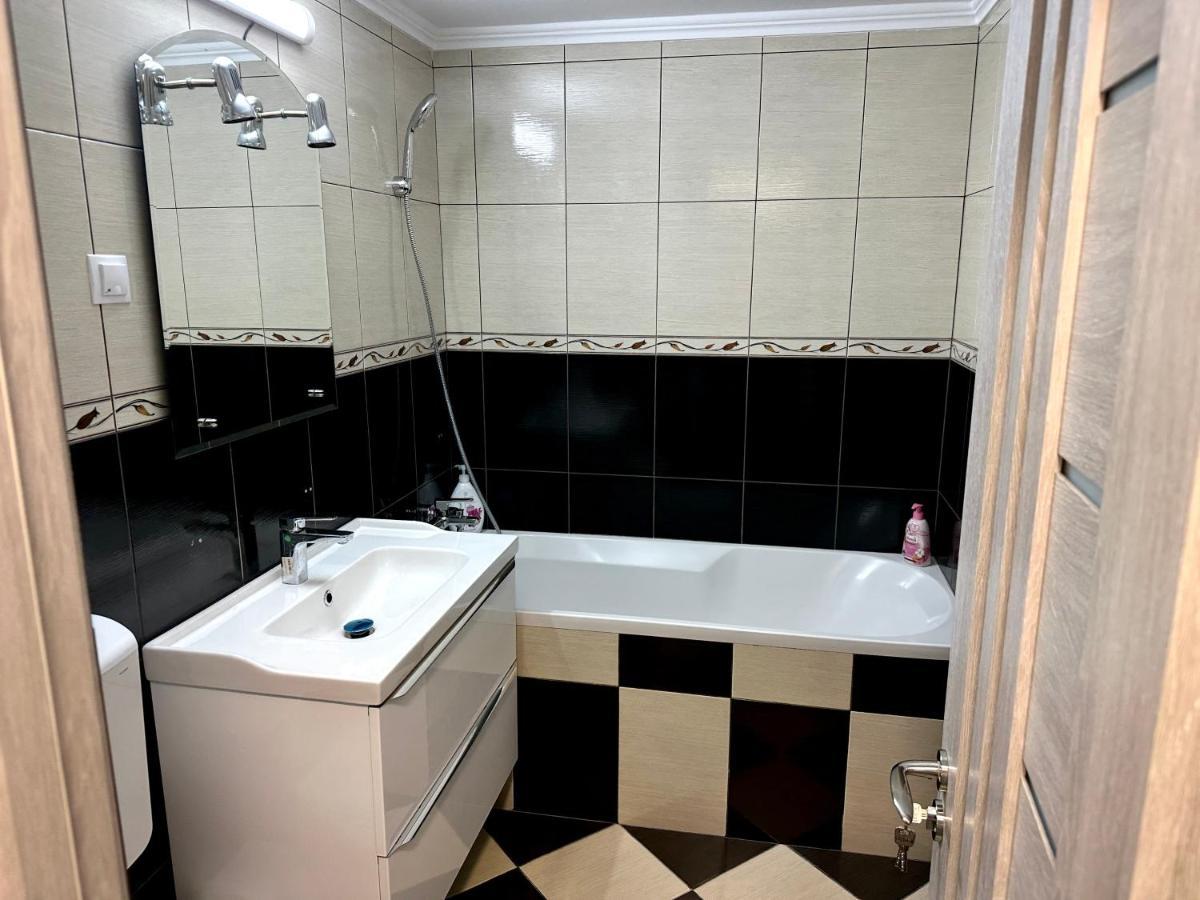 Royal Apartment Бузау Екстериор снимка